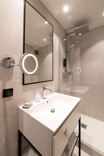 Bathroom 13