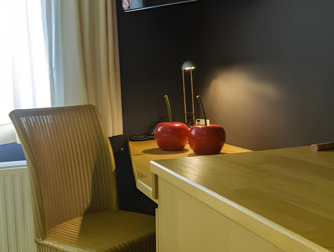Others 4, Hotel Pracha, Limburg