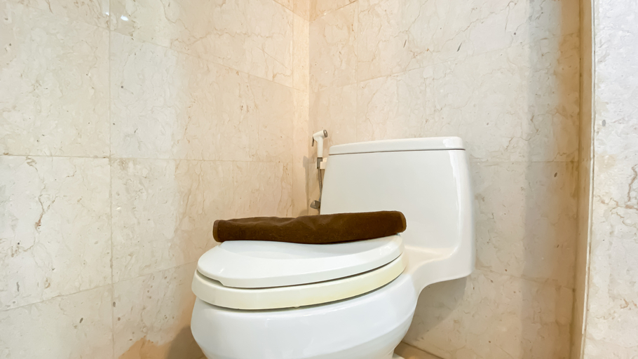 Bathroom 5, Elegant and Spacious Studio at Kemang Mansion Apartment By Travelio, Jakarta Selatan
