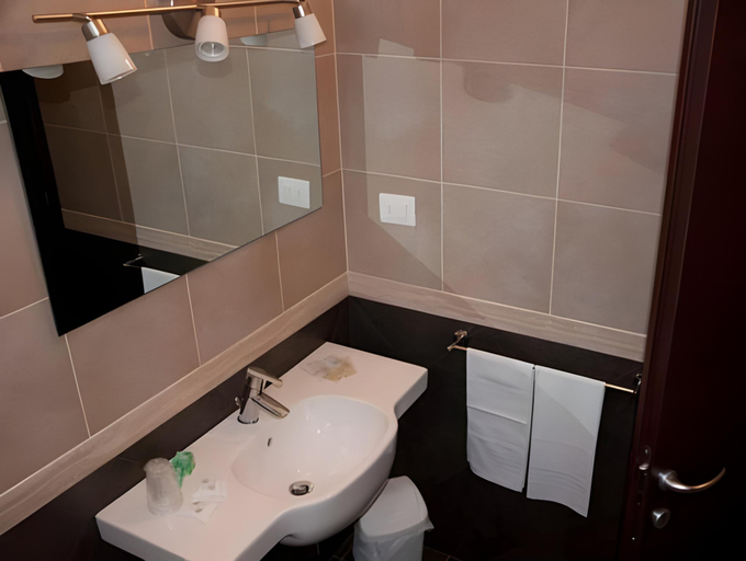 Bathroom 3, Hotel Ristorante Centosedici, Latina