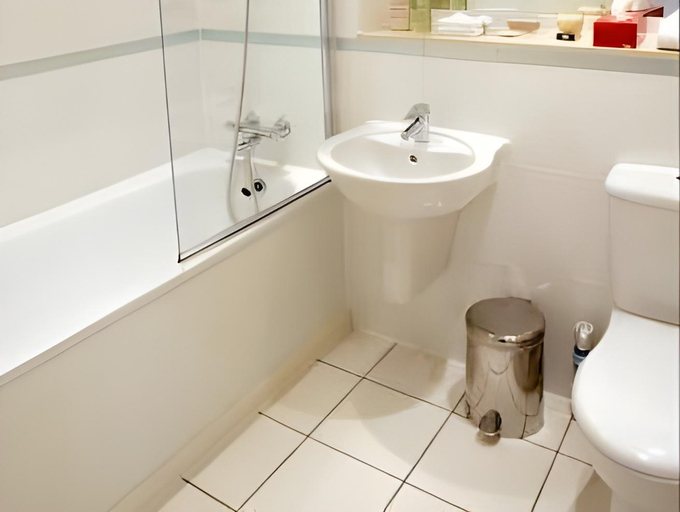 Bathroom 2, Chelmsford Serviced Apartments, Essex