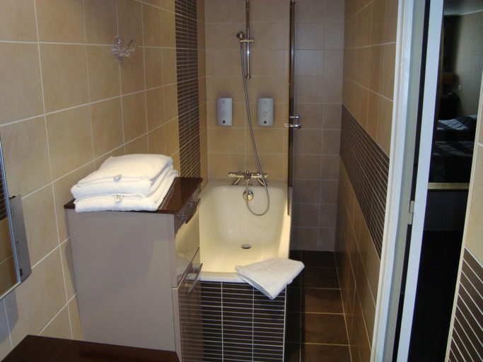 Bathroom 3, Hotel de La Croix d'Or, Manche