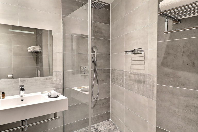 Bathroom 4, Grand Hotel des Bains SPA, Charente-Maritime