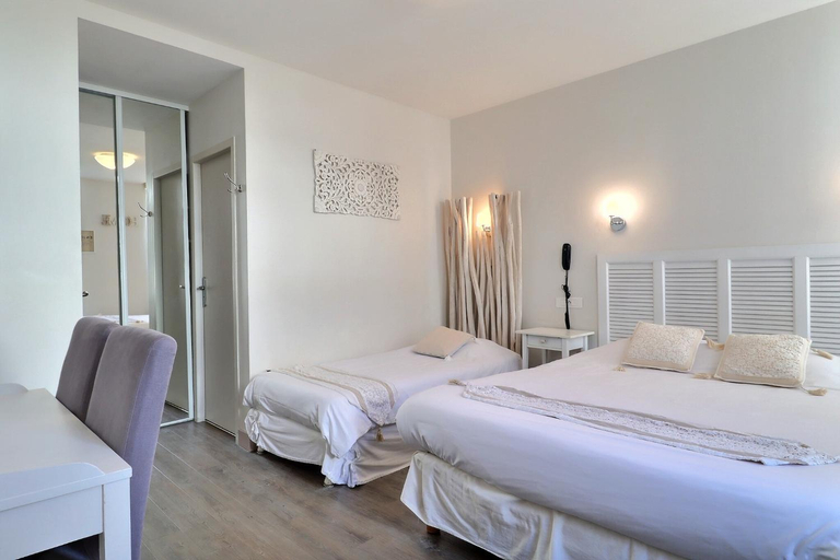 Bedroom 3, Grand Hotel des Bains SPA, Charente-Maritime