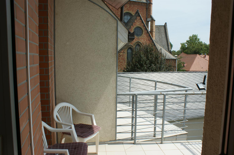 Others 5, Sohaz Panzio es Apartmanhaz, Szolnok