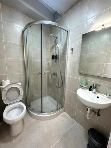 Bathroom 3, Nina