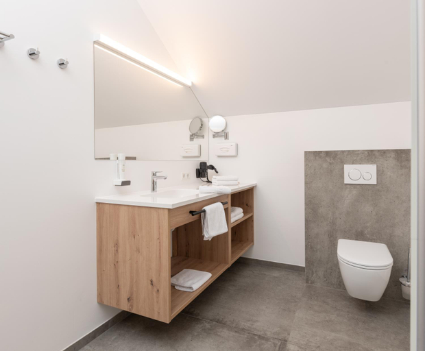 Bathroom 2, Hotel Schonberger, Vöcklabruck