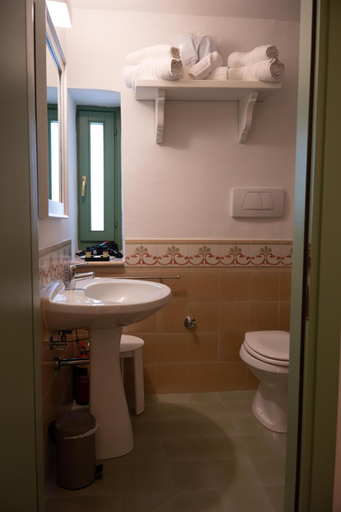 Bathroom 2, Vecchia Mottola Albergo Diffuso, Taranto