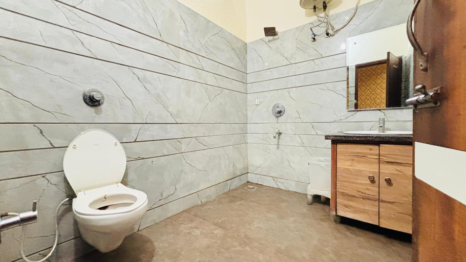 Bathroom, SONACHI KD INN, Amritsar