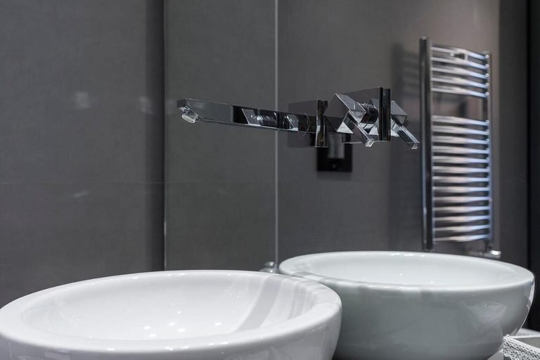 Bathroom 4, Crystal Skyline Neapolis, Napoli