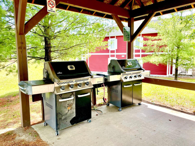 Food & Drinks 4, Hillside Haven: Carriage Club Resort Retreat, Simcoe