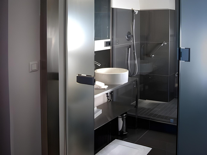 Bathroom 5, Old Town Square Hotel, Praha 1