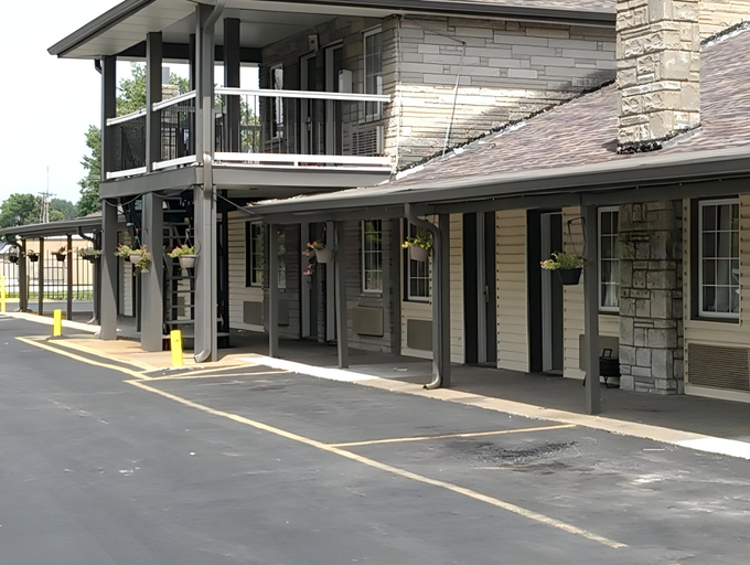 Others 3, Royal Relax Inn, Saint Clair