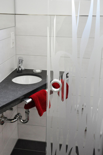 Bathroom 5, Hotel Restaurant Krehl S Linde, Stuttgart