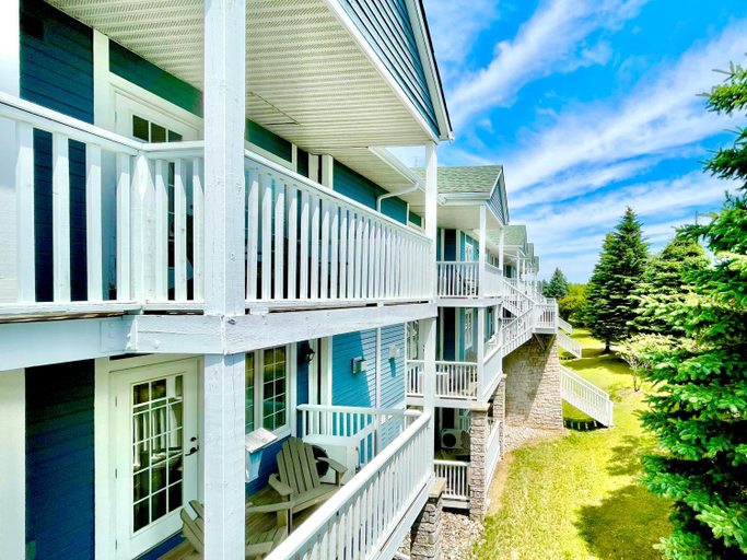 Others 5, Hillside Haven: Carriage Club Resort Retreat, Simcoe