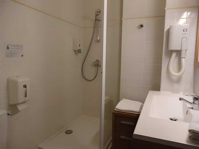Bathroom 3, Hotel du Pont, Pyrénées-Atlantiques