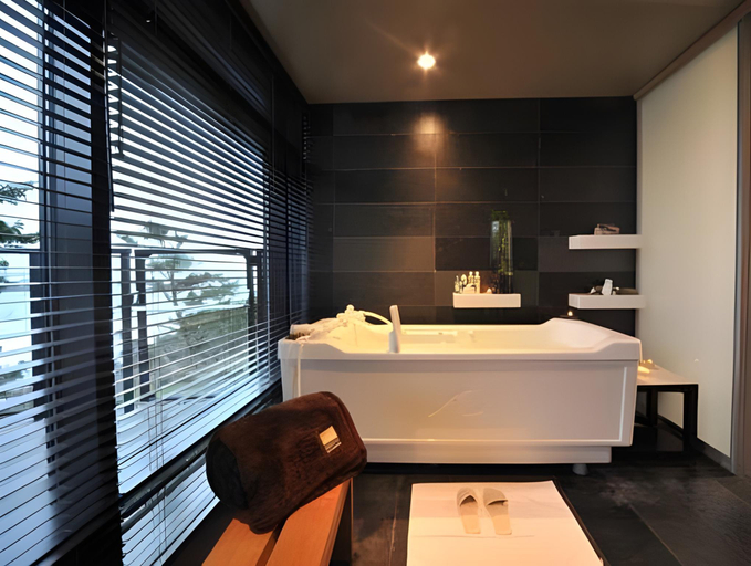 Bathroom 5, Black Rock Oceanfront Resort, Alberni-Clayoquot