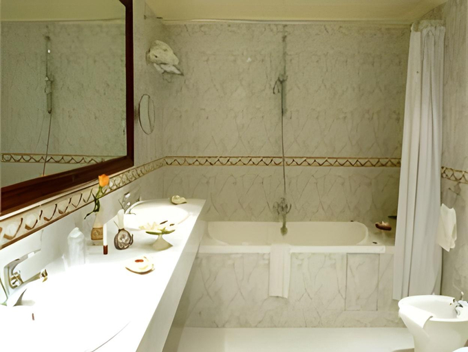 Bathroom 5, Les Merinides, Zouagha-Moulay Yacoub