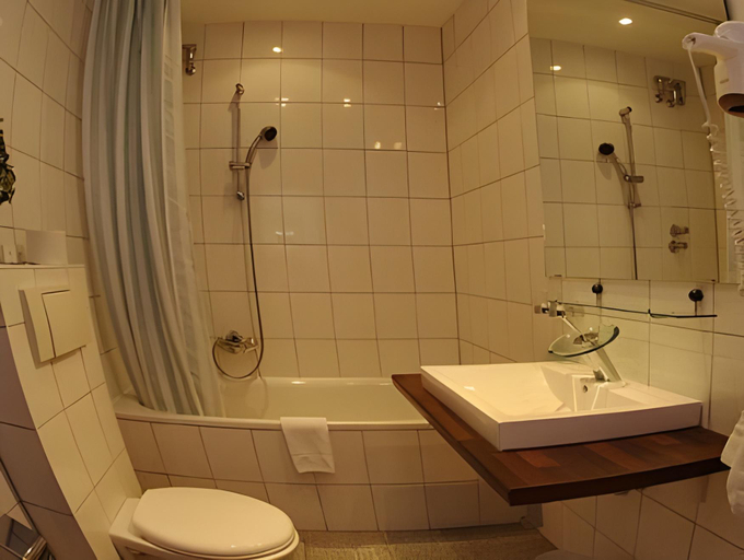 Bathroom 3, Ravel International, Offenbach am Main