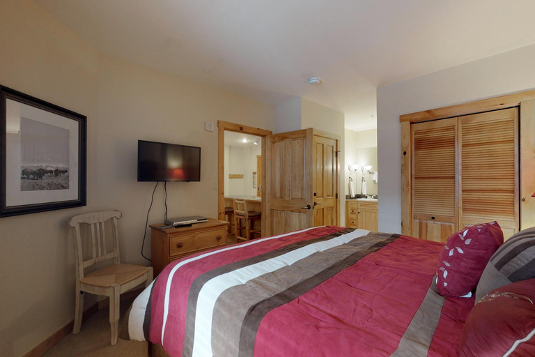 Bedroom 2, The Dakota Outpost, Summit