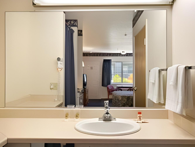 Bathroom 4, Creekside Inn & Suites, Mendocino