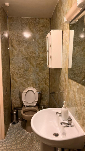 Bathroom 5, Gresham Hotel Bloomsbury, London
