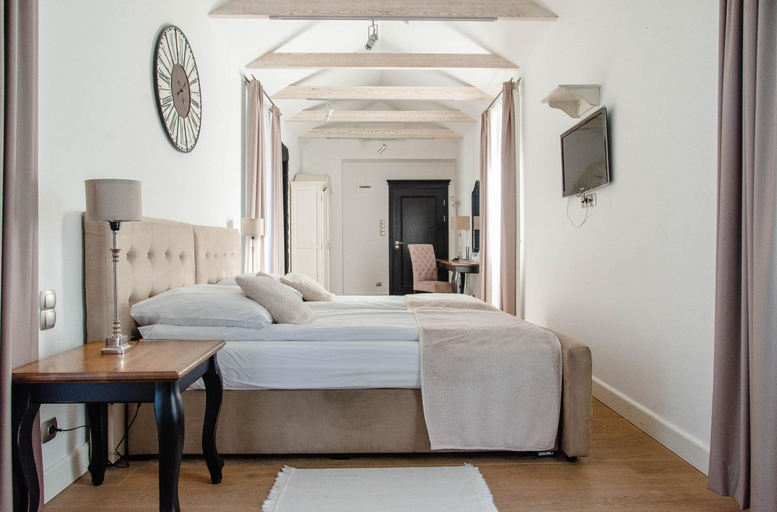Bedroom 2, Dwor Sanna, Janów