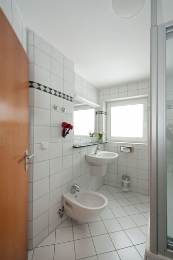 Bathroom 3, Landgasthof Holzle, Ostalbkreis
