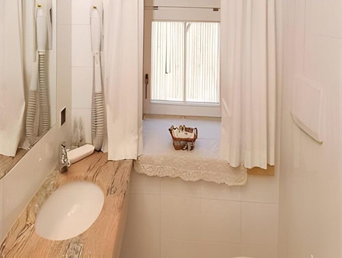 Bathroom 4, Central Heritage Adults Only, Trento