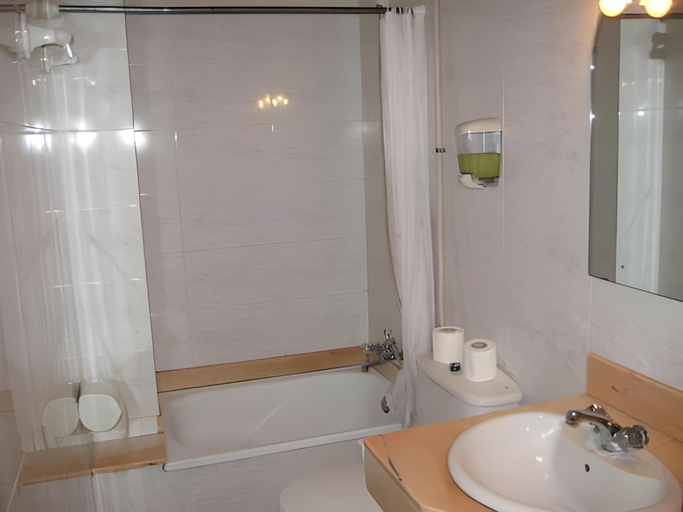 Bathroom 4, Hostal Sant Bernat, Girona