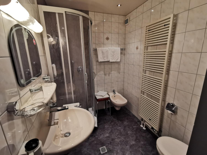 Bathroom 4, Landgasthof Scheubel, Erlangen-Höchstadt