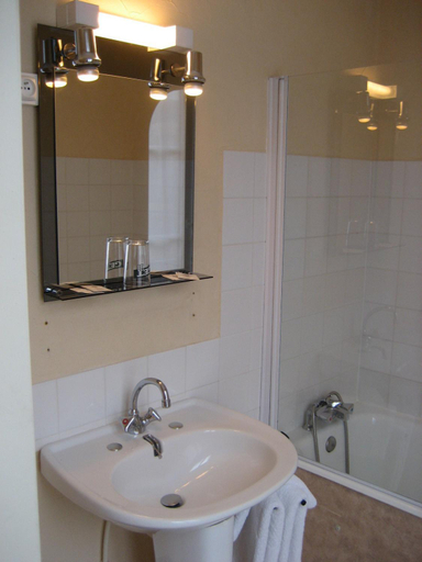 Bathroom 3, Hotel Restaurant le Cheval Blanc, Yonne