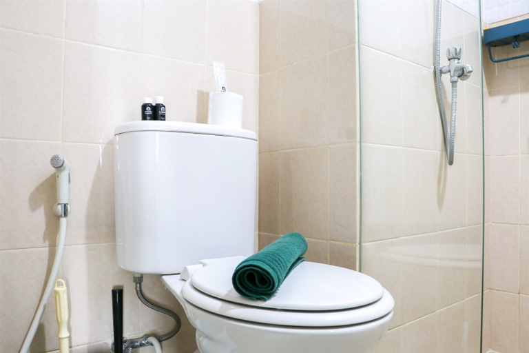 Bathroom 2, Spacious and Good 2BR at Podomoro Golf View Apartment By Travelio, Bogor