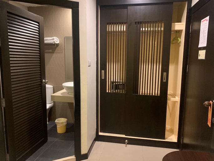 Bathroom 8