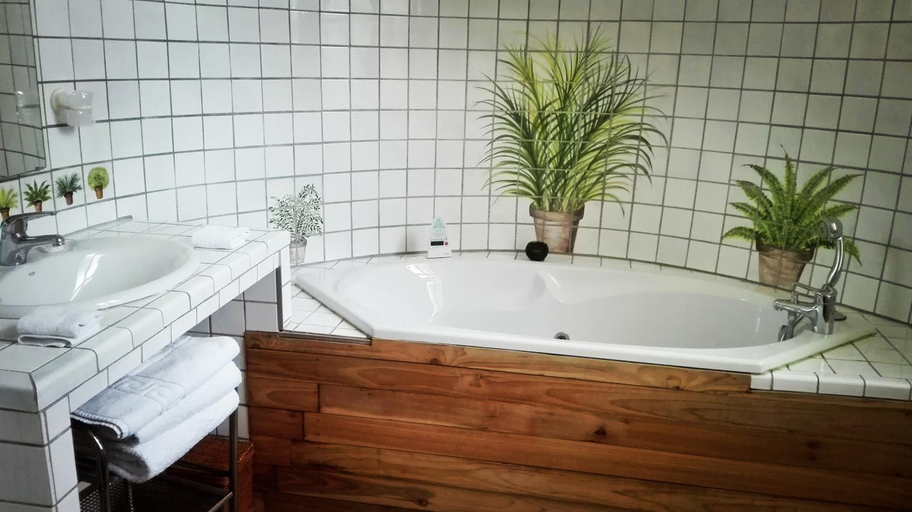 Bathroom 3, Domaine de Villeray Hotel, Orne