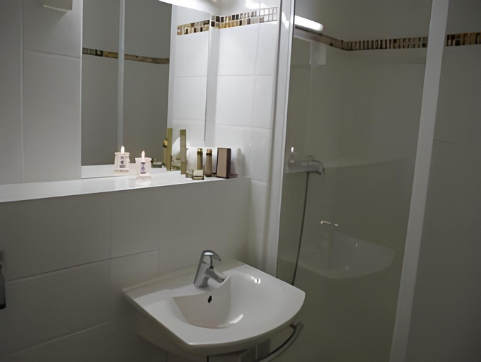 Bathroom, Hôtel D'Orsay, Essonne