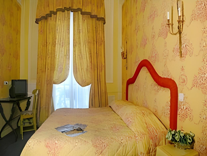 Bedroom 3, Hotel de France, Yvelines