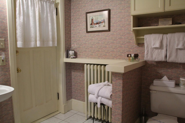Bathroom 2, Shipwright Inn, Queens