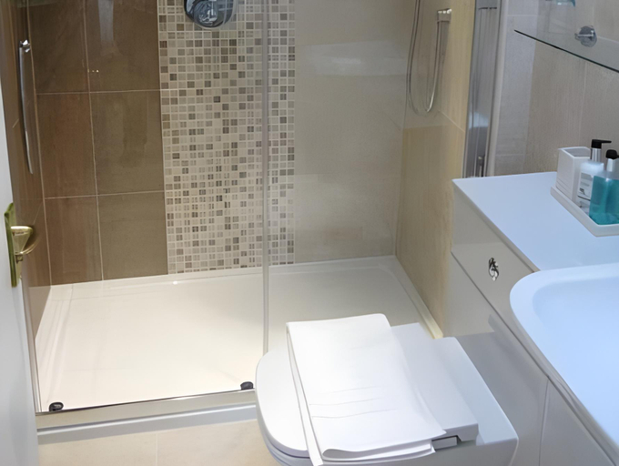 Bathroom 1, Seaflowers, Devon