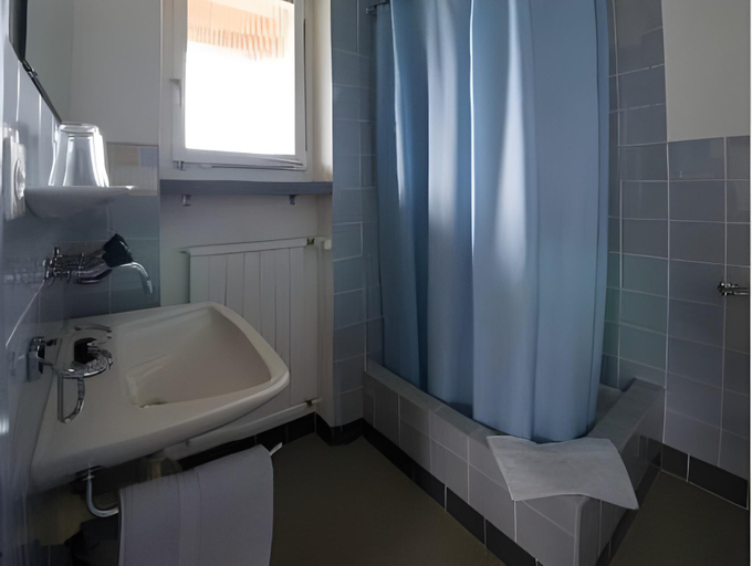 Bathroom 3, Hotel Restaurant Bergheim, Sarganserland
