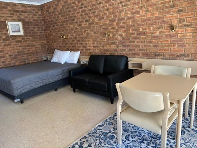 Bedroom 2, Settlement Motor Inn, Deniliquin