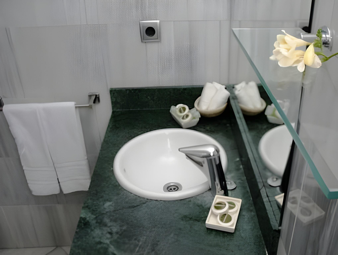 Bathroom 4, Hotel Turissa, Girona