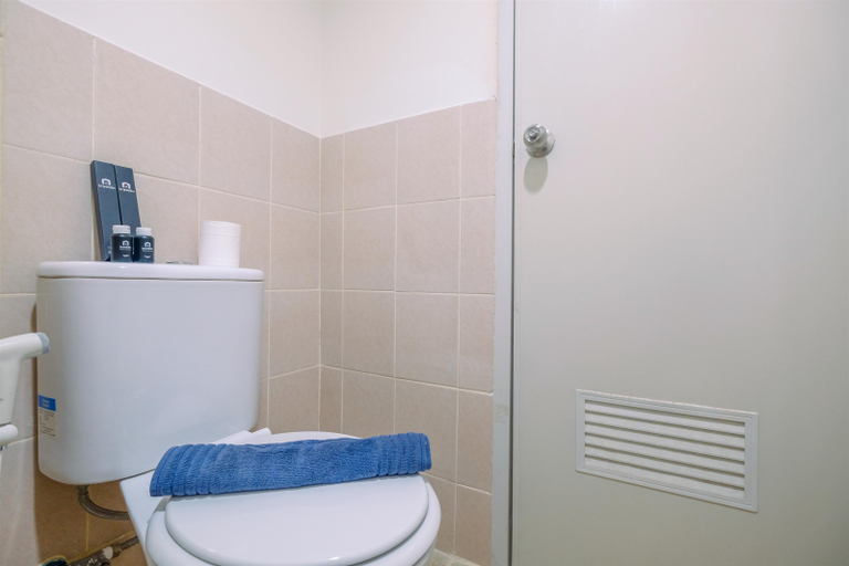 Bathroom 3, Cozy Living and Relaxing Podomoro Golf View 2BR Apartment By Travelio, Bogor
