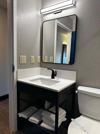 Bathroom 4, Motel 6 Indianapolis, IN, Marion