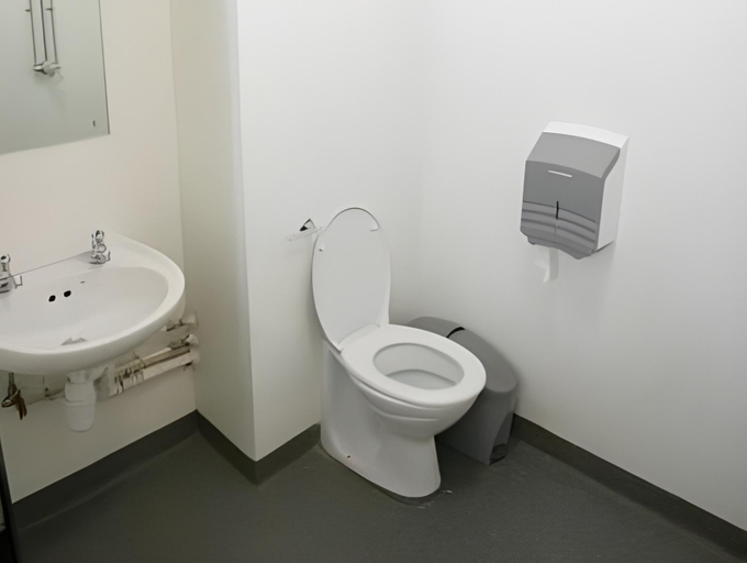 Bathroom, Belfast International Youth Hostel, Belfast
