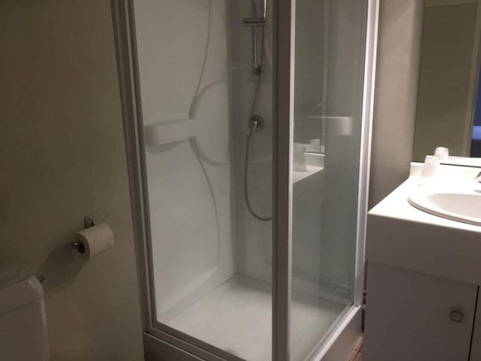 Bathroom 4, Hotel de Londres, Puy-de-Dôme