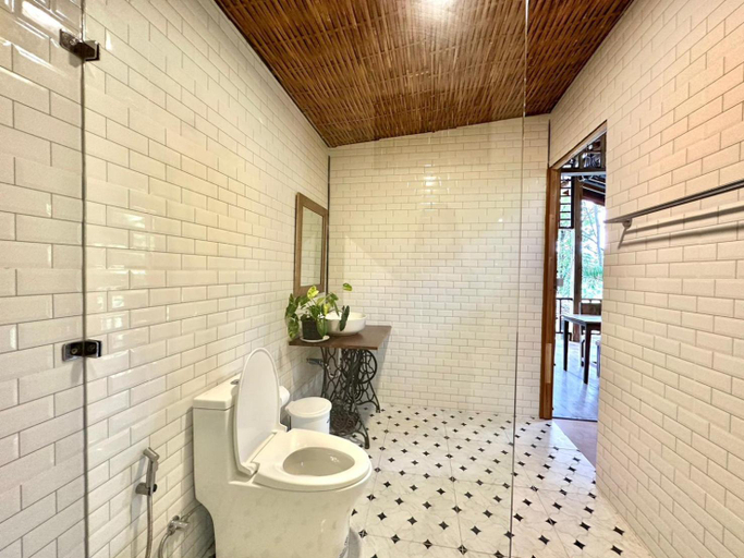 Bathroom 4, Camp Mai Mee Chue, Mae Rim