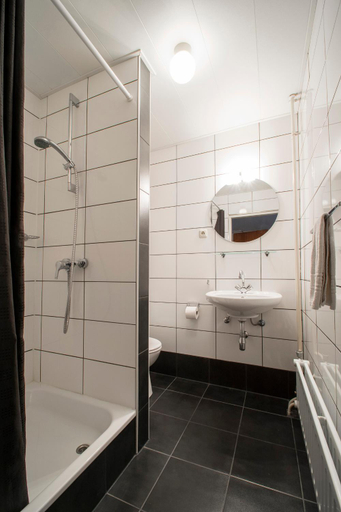 Bathroom 5, Hotel En Grand Cafe De Pauw, Roermond