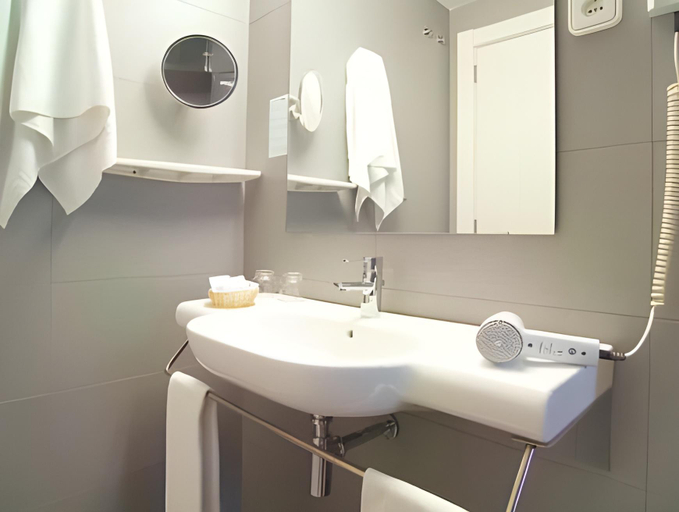 Bathroom 4, Hotel Mediterrani, Girona