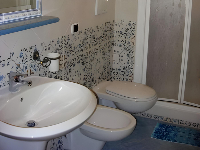 Bathroom 4, La Conchiglia, Salerno